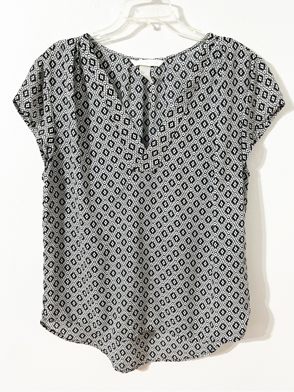 H&M Conscious Women’s Geometric Print V-Neck Blouse Black White S 6 Short Sleeve